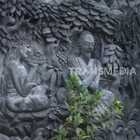 Seperti sebuah candi, rumah ini juga dihiasi relief. Namun, relief tersebut berkisah tentang perjalanan hidup Ki Joko Bodo dari lahir. (Foto: YouTube/Trans7 Official)