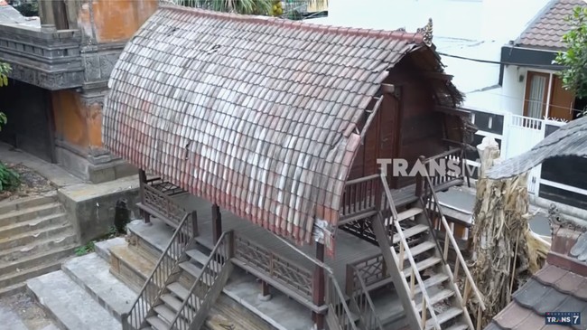 Di sinilah Ki Joko Bodo tidur. Ayda mengatakan, kamar tersebut terpisah dari rumah karena ayahnya memiliki sifat seorang introvert. (Foto: YouTube/Trans7 Official)