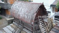 Ini kamar tidur almarhum Ki Joko Bodo. Bagian bawahnya sering digunakan untuk kumpul keluarga, lalu bagian atasnya sebagai kamar tidurnya. Foto: YouTube/Trans7 Official