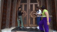 Ini pintu depan rumah Ki Joko Bodo yang terbuat dari kayu. Penampakan pintu cukup besar dan dipenuhi ukiran. Foto: YouTube/Trans7 Official