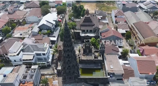 Rumah tersebut berlokasi di kawasan Cipayung, Jakarta Timur. Berbeda dari rumah lain, kediaman Ki Joko Bodo berdesain unik dengan beberapa bagian bangunan yang menyerupai candi. (Foto: YouTube/Trans7 Official)