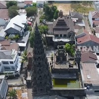 Rumah tersebut berlokasi di kawasan Cipayung, Jakarta Timur. Berbeda dari rumah lain, kediaman Ki Joko Bodo berdesain unik dengan beberapa bagian bangunan yang menyerupai candi. (Foto: YouTube/Trans7 Official)