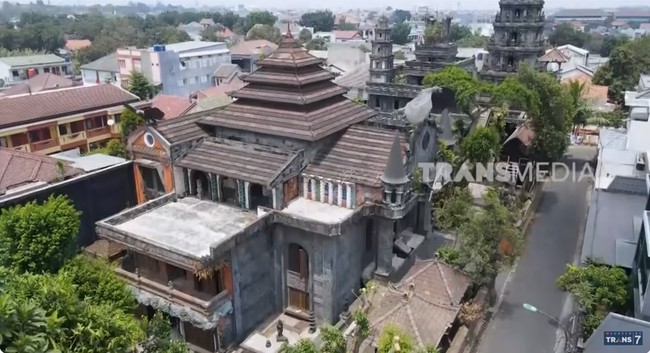 Setahun lalu, tepatnya pada 22 November 2022, Ki Joko Bodo mengembuskan napas terakhir. Sosoknya memang telah tiada, tapi rumah peninggalannya tetap berdiri dan meninggalkan kenangan akan sosok yang nyentrik tersebut. (Foto: YouTube/Trans7 Official)