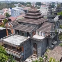 Setahun lalu, tepatnya pada 22 November 2022, Ki Joko Bodo mengembuskan napas terakhir. Sosoknya memang telah tiada, tapi rumah peninggalannya tetap berdiri dan meninggalkan kenangan akan sosok yang nyentrik tersebut. (Foto: YouTube/Trans7 Official)