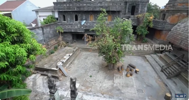 Terdapat sebuah halaman luas di tengah rumah. Semasa hidupnya, Ki Joko kerap menggelar pertunjukan seni dan pengajian di area ini. (Foto: YouTube/Trans7 Official)