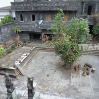 Terdapat sebuah halaman luas di tengah rumah. Semasa hidupnya, Ki Joko kerap menggelar pertunjukan seni dan pengajian di area ini. (Foto: YouTube/Trans7 Official)