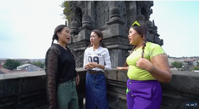 Putri Almarhum, Ayda Prasasti, kembali membuka pintu rumah sang ayah dan membeberkan beberapa detail yang belum diketahui orang. “Setiap candi yang ada di rumah punya nama sendiri,” kata Ayda saat muncul di program Sobat Misqueen. Terobsesi dengan kata ‘para’, ia menamai salah satu candinya Parameru. (Foto: YouTube/Trans7 Official)