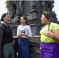 Putri Almarhum, Ayda Prasasti, kembali membuka pintu rumah sang ayah dan membeberkan beberapa detail yang belum diketahui orang. “Setiap candi yang ada di rumah punya nama sendiri,” kata Ayda saat muncul di program Sobat Misqueen. Terobsesi dengan kata ‘para’, ia menamai salah satu candinya Parameru. (Foto: YouTube/Trans7 Official)