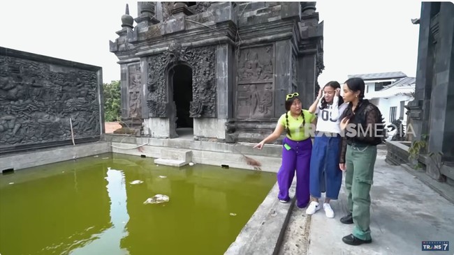 Dulunya rumah ini memiliki kolam renang. Namun seiring berjalannya waktu, kolam tersebut jarang dipakai dan beralih fungsi menjadi kolam ikan. (Foto: YouTube/Trans7 Official)