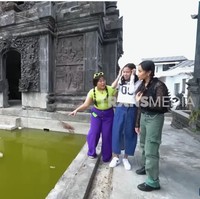 Dulunya rumah ini memiliki kolam renang. Namun seiring berjalannya waktu, kolam tersebut jarang dipakai dan beralih fungsi menjadi kolam ikan. (Foto: YouTube/Trans7 Official)
