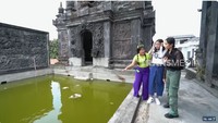 Ada kolam cukup besar yang dulu merupakan kolam renang, tetapi kini digunakan sebagai kolam ikan. Kolam tersebut dinamakan Kolam Bidadari. Di kolam tersebut juga dipenuhi relief yang berisi perjalanan spiritual Ki Joko Bodo. Foto: YouTube/Trans7 Official