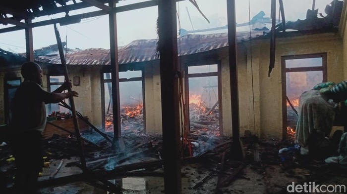 Rumah warga Desa Delanggu, Kecamatan Delanggu, Klaten terbakar, Jumat (15/12/2023).