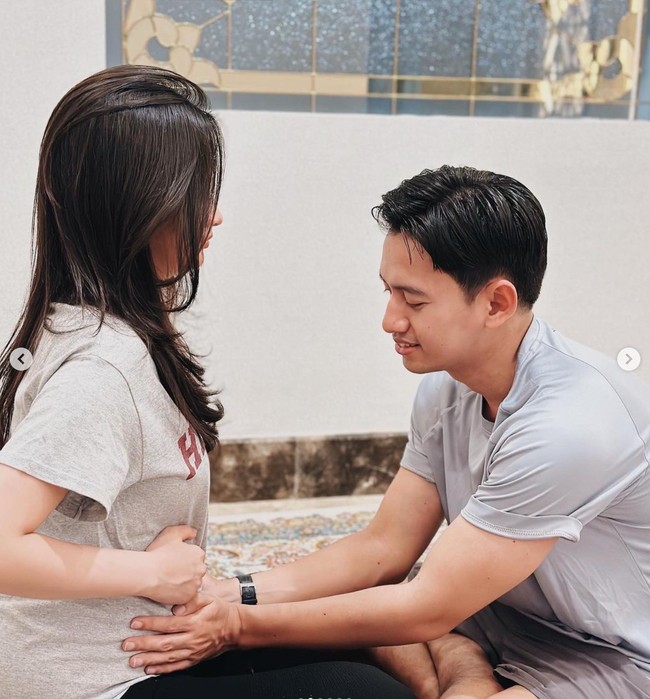 Di keterangan unggahannya Sabrina menjelaskan mengapa suaminya itu perlu juga mengikuti prenatal yoga. Menurutnya kegiatan tersebut bisa menjadi waktu yang tepat untuk bonding. Selain itu juga untuk belajar bagaimana nantinya suami bisa mendampingi istri saat persalinan. “Mungkin pertanyaannya bakalan, ngapain suami ikut yoga juga, bukannya yang ngelahirin istrinya? Yes, tapi disini selain bonding time, kita jadi belajar gimana nanti pak suami bisa mendampingi istri saat persalinan. Dimana peran paksu penting banget untuk menenangkan ataupun ikut memandu breathing, biar nggak blank2 amat yaa hari H.... juga agar sama2 membuat koneksi ke si baby” tulisnya. Foto: Instagram/@sabrinaanggraini