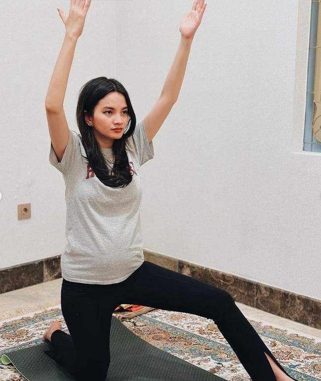Mengenakan kaos abu-abu dan celana hitam, Sabrina terlihat serius mengikuti sesi yoga yang dijalaninya. Tampil natural, pesona bumil pun makin terpancar. Foto: Instagram/@sabrinaanggraini