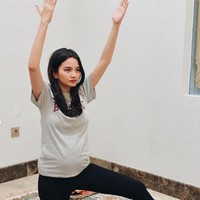 Mengenakan kaos abu-abu dan celana hitam, Sabrina terlihat serius mengikuti sesi yoga yang dijalaninya. Tampil natural, pesona bumil pun makin terpancar. Foto: Instagram/@sabrinaanggraini