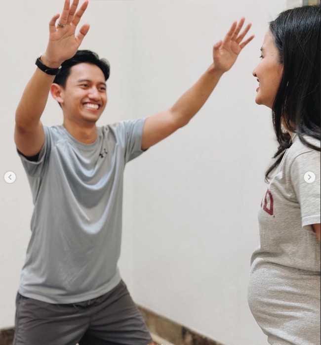 Yang tak kalah mencuri atensi ialah baby bump di perut Sabrina yang sudah semakin besar dan jelas terlihat. Dipotret dari samping, baby bump Sabrina itu terlihat besar dan bikin gemas. Foto: Instagram/@sabrinaanggraini