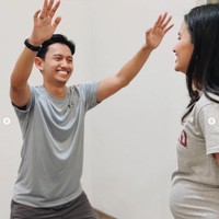 Yang tak kalah mencuri atensi ialah baby bump di perut Sabrina yang sudah semakin besar dan jelas terlihat. Dipotret dari samping, baby bump Sabrina itu terlihat besar dan bikin gemas. Foto: Instagram/@sabrinaanggraini