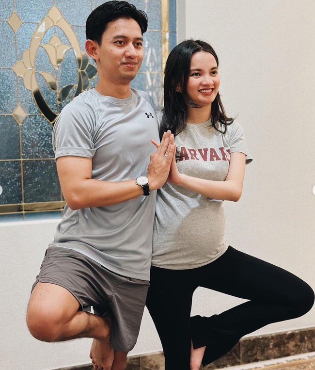 Sebagai suami siaga, CEO Ruangguru itu pun tampak begitu menikmati prenatal yoganya bersama sang istri. Pasutri yang sebentar lagi akan menyambut kelahiran putri pertamanya itu tampak begitu kompak. Foto: Instagram/@sabrinaanggraini