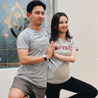 Sebagai suami siaga, CEO Ruangguru itu pun tampak begitu menikmati prenatal yoganya bersama sang istri. Pasutri yang sebentar lagi akan menyambut kelahiran putri pertamanya itu tampak begitu kompak. Foto: Instagram/@sabrinaanggraini
