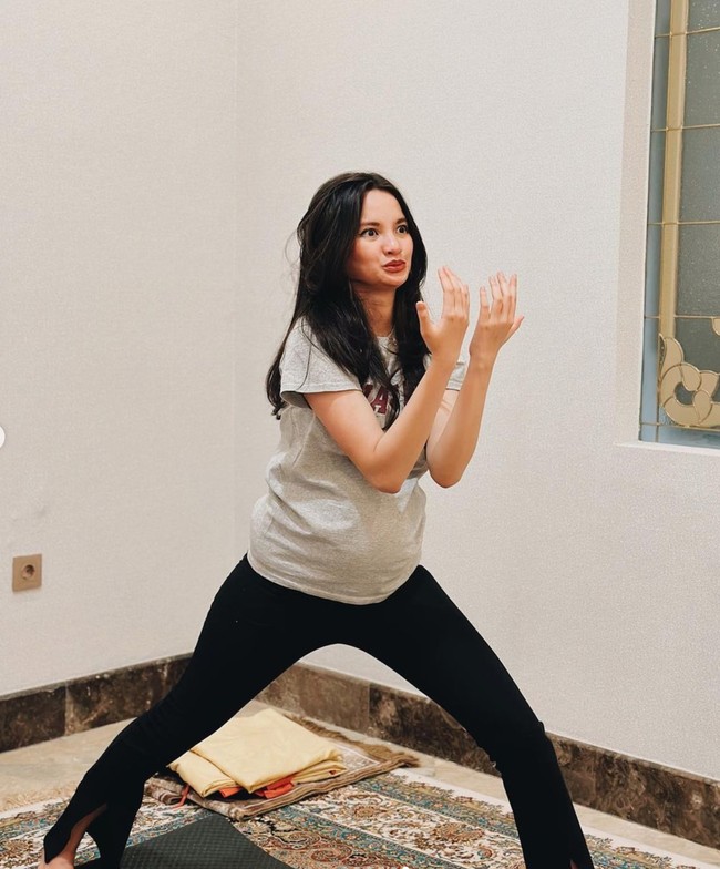 Memasuki usia kehamilan yang kini sudah hampir menginjak 7 bulan,  Sabrina tetap terlihat aktif melakukan berbagai macam kegiatan, salah satunya prenatal yoga untuk mempersiapkan persalinannya nanti. Foto: Instagram/@sabrinaanggraini