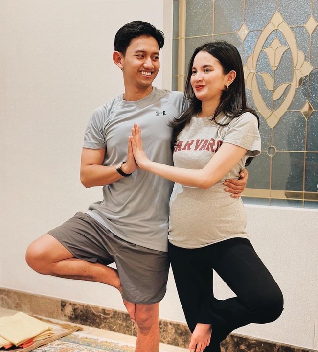 Melalui akun Instagram pribadinya Sabrina Anggraini membagikan foto-fotonya saat melakukan prenatal yoga bersama sang suami, Belva Devara. Keduanya tampak kompak melakukan berbagai macam pose yoga bersama. Foto: Instagram/@sabrinaanggraini