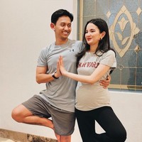 Melalui akun Instagram pribadinya Sabrina Anggraini membagikan foto-fotonya saat melakukan prenatal yoga bersama sang suami, Belva Devara. Keduanya tampak kompak melakukan berbagai macam pose yoga bersama. Foto: Instagram/@sabrinaanggraini