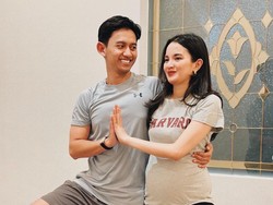 6 Foto Sabrina Anggraini & Belva Devara Prenatal Yoga, Baby Bump Bikin Gemas