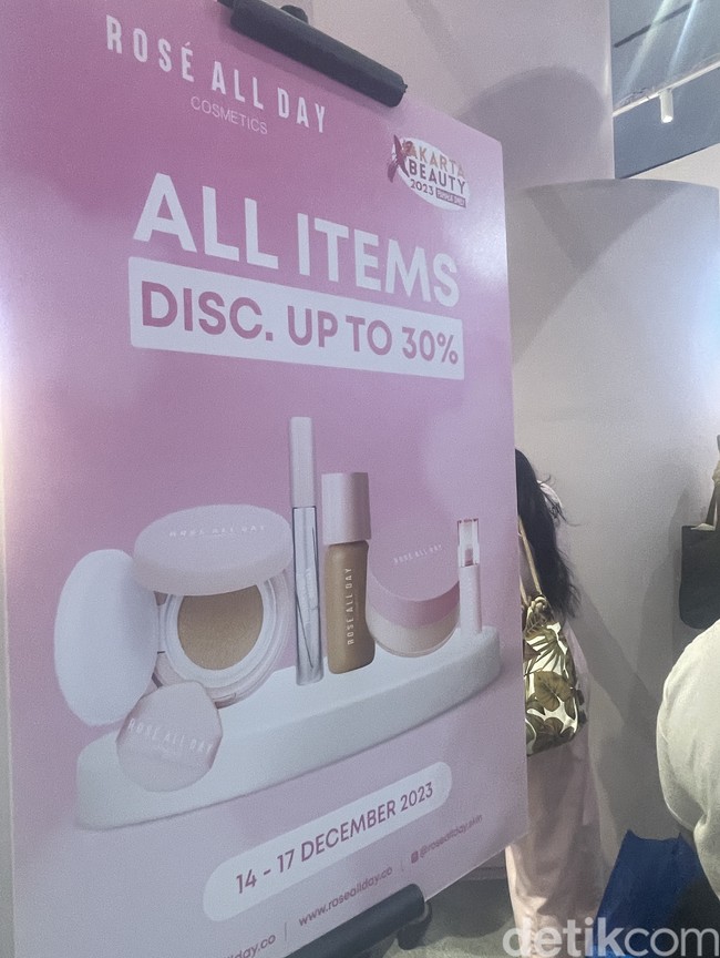 Rose All DayRAD merilis produk baru yang bisa langsung didapatkan di Jakarta X Beauty. Adapun penawaran diskon 30% untuk semua item.Foto: Rahmi Anjani/Wolipop