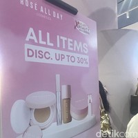 Rose All DayRAD merilis produk baru yang bisa langsung didapatkan di Jakarta X Beauty. Adapun penawaran diskon 30% untuk semua item.Foto: Rahmi Anjani/Wolipop