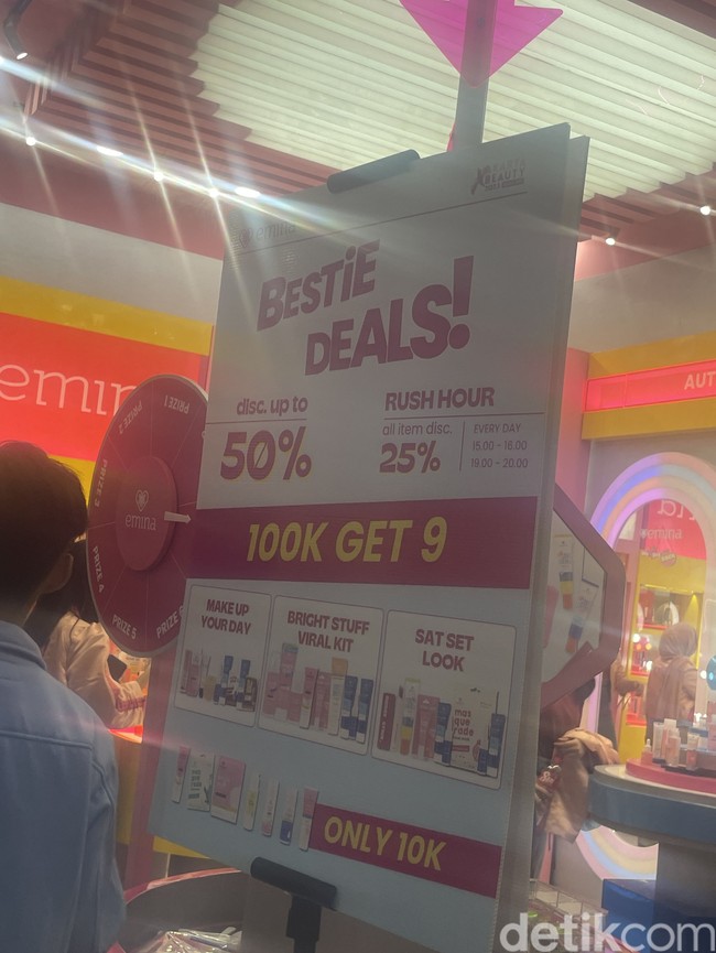 EminaBrand ini menawarkan promo 100 ribu dapat sembilan produk. Adapun diskon sampai setengah harga dan produk serba Rp 10 ribu.Foto: Rahmi Anjani/Wolipop