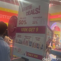 EminaBrand ini menawarkan promo 100 ribu dapat sembilan produk. Adapun diskon sampai setengah harga dan produk serba Rp 10 ribu.Foto: Rahmi Anjani/Wolipop