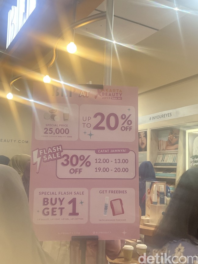 BLPBerbagai brand makeup dan skincare pun berlomba-lomba memberikan penawaran menarik untuk menggaet dan mengambil perhatian pengunjung, termasuk BLP.Foto: Rahmi Anjani/Wolipop