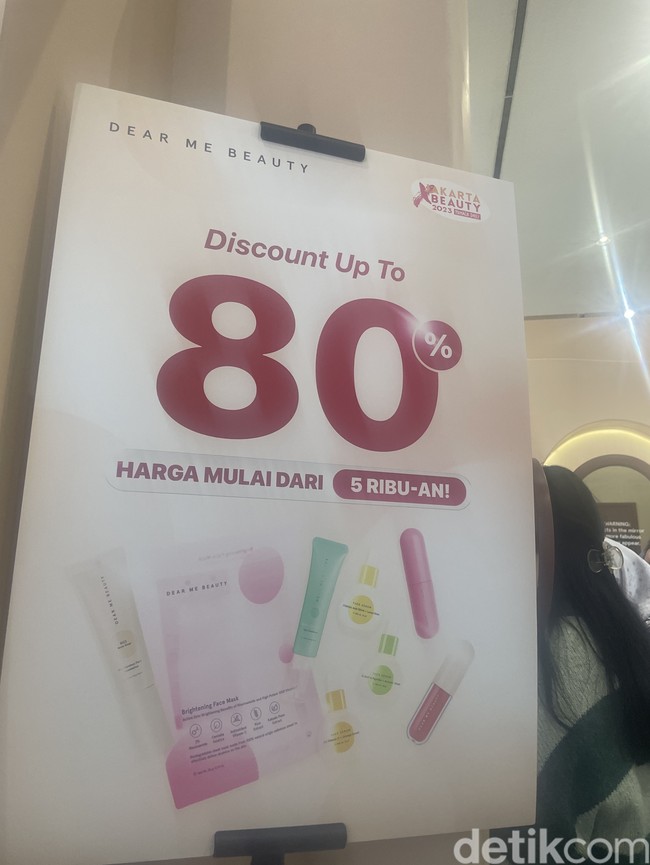 Dear Me BeautyJakarta X Beauty 2023 yang tengah digelar di JCC, Jakarta Pusat masih diserbu para pecinta kecantikan di hari keduanya, Jumat, (15/12/2023). Salah satu brand yang banyak diserbu adalah Dear Me Beauty.Foto: Rahmi Anjani/Wolipop