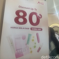 Dear Me BeautyJakarta X Beauty 2023 yang tengah digelar di JCC, Jakarta Pusat masih diserbu para pecinta kecantikan di hari keduanya, Jumat, (15/12/2023). Salah satu brand yang banyak diserbu adalah Dear Me Beauty.Foto: Rahmi Anjani/Wolipop