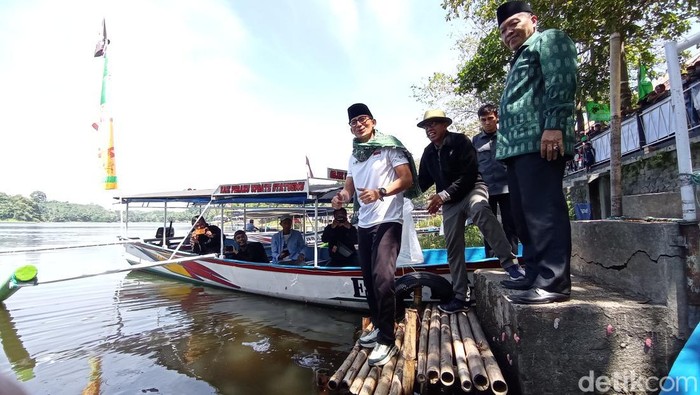 Sandiaga Uno saat tebar benih ikan di danau Situ Gede Tasikmalaya.