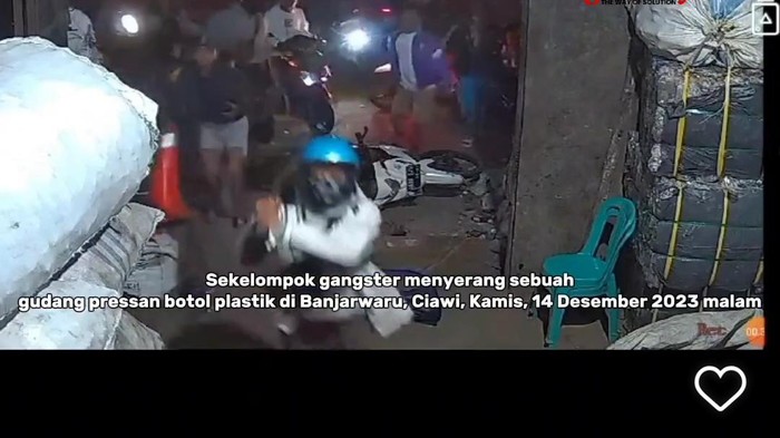 Screenshot video viral gerombolan bersajam serang gudang di Bogor (dok. Istimewa)