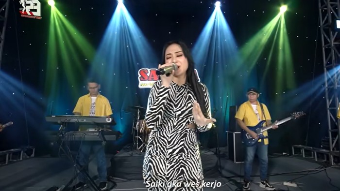 Shinta Arsinta membawakan lagu Anak Lanang.