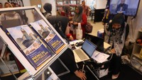 Adapun masyarakat, termasuk nasabah Bank Muamalat, juga dapat melakukan pendaftaran porsi haji reguler melalui jaringan kantor pos di seluruh Indonesia.  