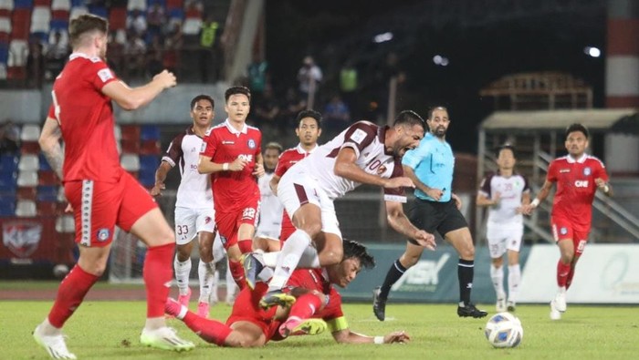Striker PSM Makassar Everton Nascimento dilanggar pemain Sabah FC dalam duel AFC Cup 2023/2024 di Stadion Likas, Kota Kinabalu, Malaysia.