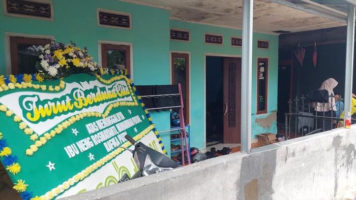 Suasana Rumah Duka Korban Tewas Kecelakaan KA Feeder Whoosh Vs Mobil