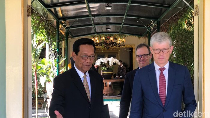 Gubernur DIY Sri Sultan Hamengku Buwono menerima kunjungan Asisten Menteri Luar Negeri Swiss untuk Asia dan Pasifik, Amb. Heinrich Schellenberg di Kompleks Kepatihan, Jumat (15/12/2023).