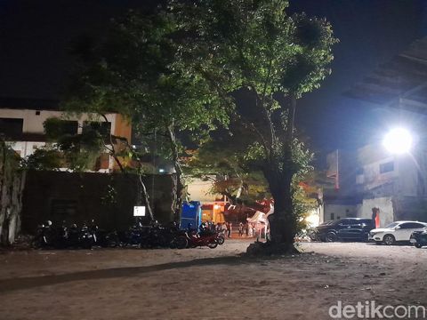 Sumur di bekas Hotel Cakra Solo, ditumbuhi pohon yang konon tak bisa ditebang, Kamis (14/12/2023).