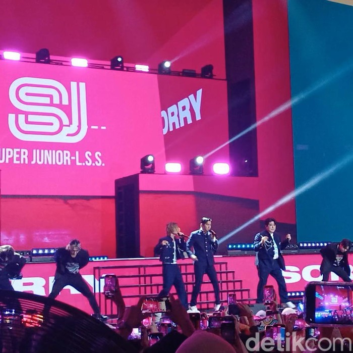 SUPER-JUNIOR-L.S.S Hangatkan Panggung HUT Transmedia