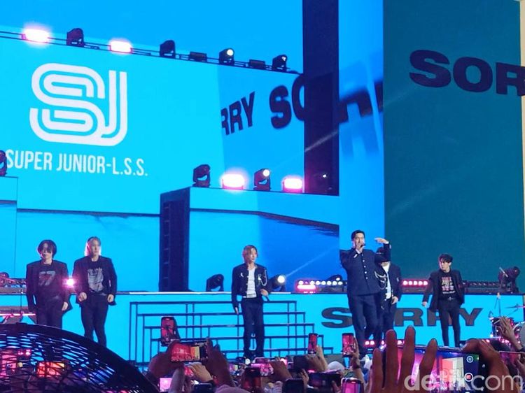 SUPER-JUNIOR-L.S.S Hangatkan Panggung HUT Transmedia