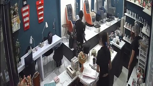 Tangkapan layar video keributan perempuan WNA  dengan staf salon, di Seminyak, Badung, Bali, Kamis malam (14/12/2023).