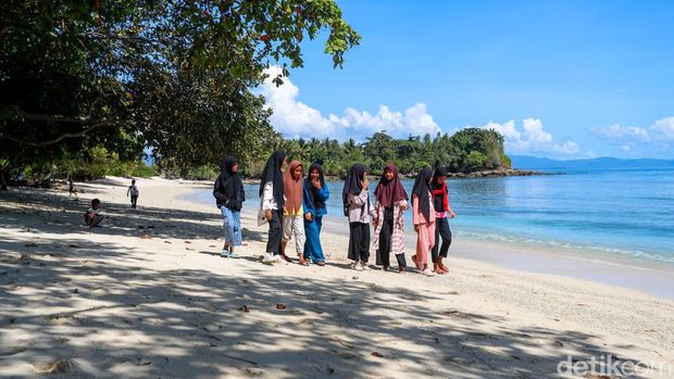 Keindahan pantai dan juga laut di Indonesia Timur juga seakan menghipnotis siapapun yang datang. Sama halnya dengan 1 pantai yang berada Kecamatan Tobelo, Kabupaten Halmahera Utara, Maluku Utara. Pantai Luari namanya. Kecantikan pantai berpasir putih dengan air biru yang jernih membuat pandangan tak bisa luput dari keindahan panoramanya.