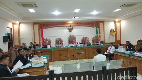 Terdakwa Nyoman Putra Sastra, Staf Unud mantan Kepala USDI bersaksi di PN Tipikor Denpasar, Kamis (14/13/2023). (Aryo Mahendro/detikBali).