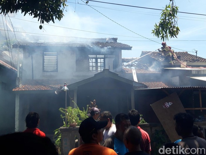 Tim Damkar Boyolali memadamkan api yang membakar rumah di Dukuh Penjalinan, Desa Tawangsari, Kecamatan Teras, Kabupaten Boyolali, Jumat (15/12/2023) siang.