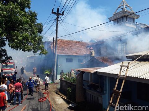Tim Damkar Boyolali memadamkan api yang membakar rumah di Dukuh Penjalinan, Desa Tawangsari, Kecamatan Teras, Kabupaten Boyolali, Jumat (15/12/2023) siang.