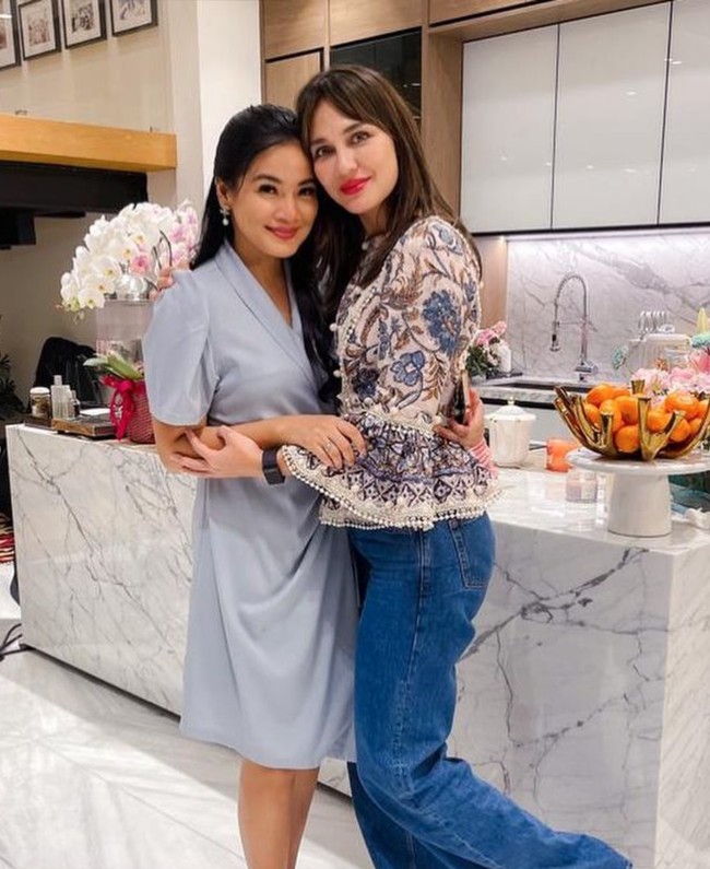 Undangan Titi tersebut sekaligus untuk merayakan ulang tahunnya yang jatuh pada 7 Desember. Luna Maya yang hadir mengenakan pakaian casual tampak berpose bersama Titi yang kini sudah resmi berusia 42 tahun. Foto: Instagram/@titi_kamall